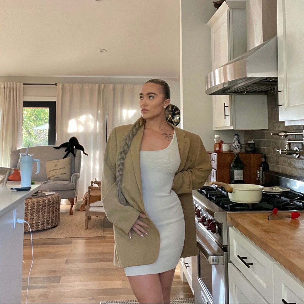 The perfect hailey bieber over sized pmblazer street style office look.